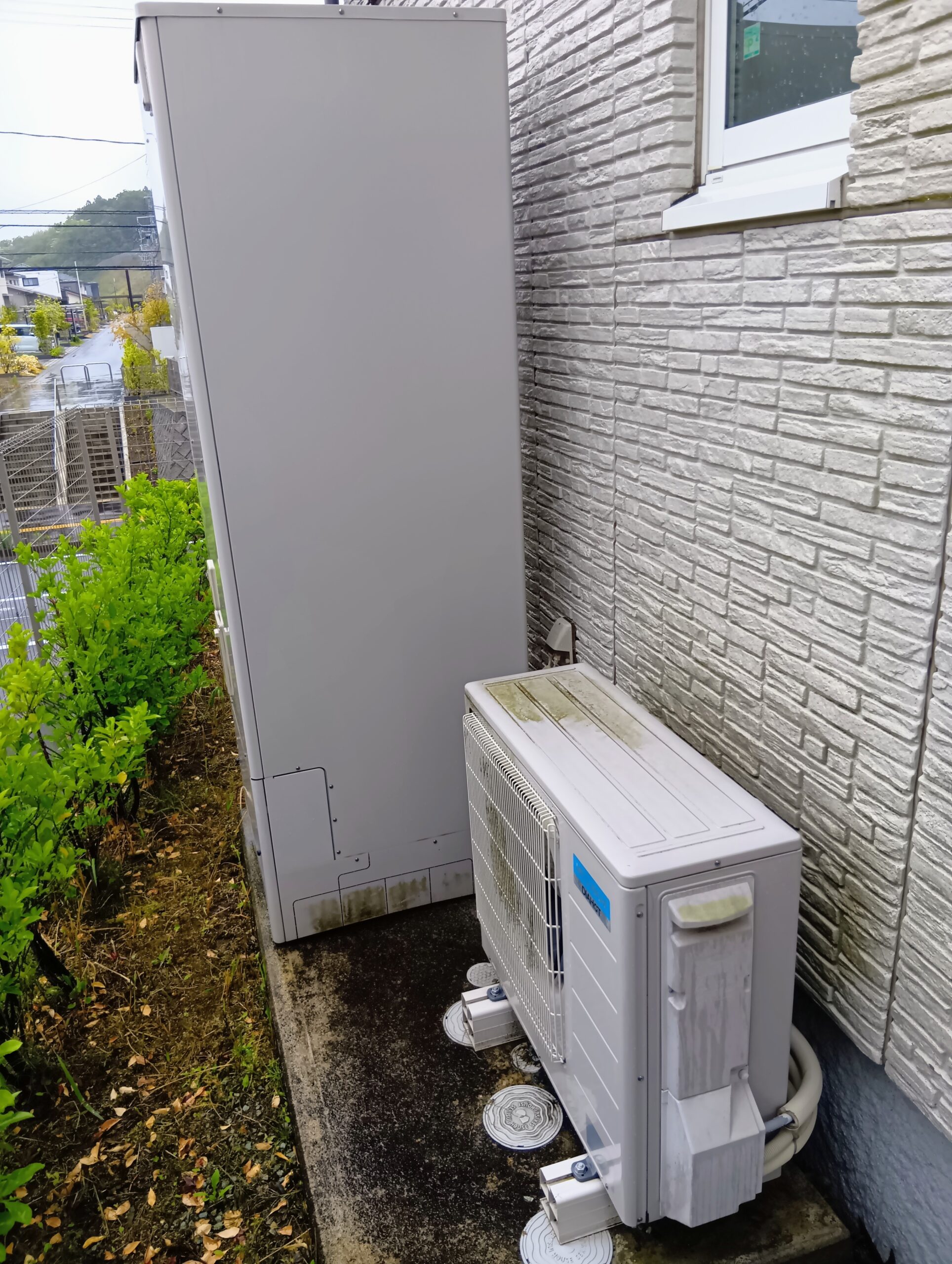 富谷市の交換前の古いエコキュート（施工前）