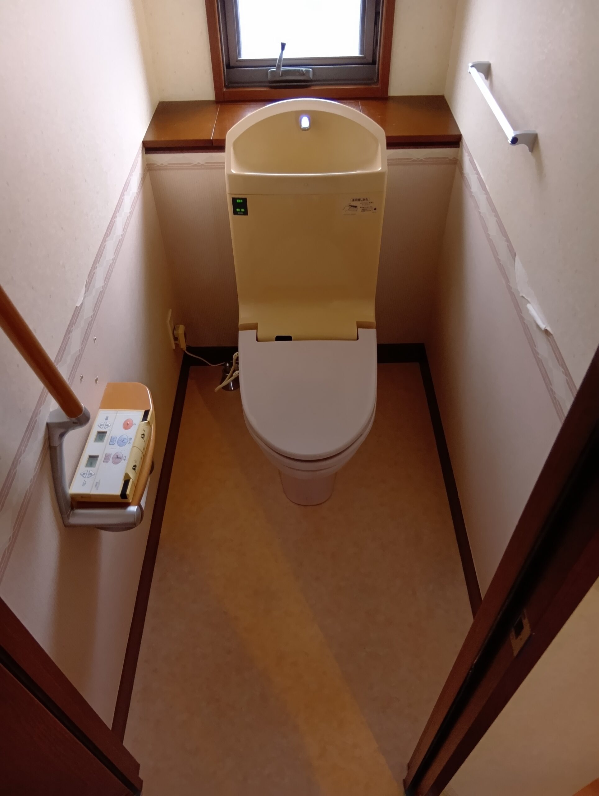 利府町でトイレ交換前の古い便器と剥がれた壁紙（施工前）